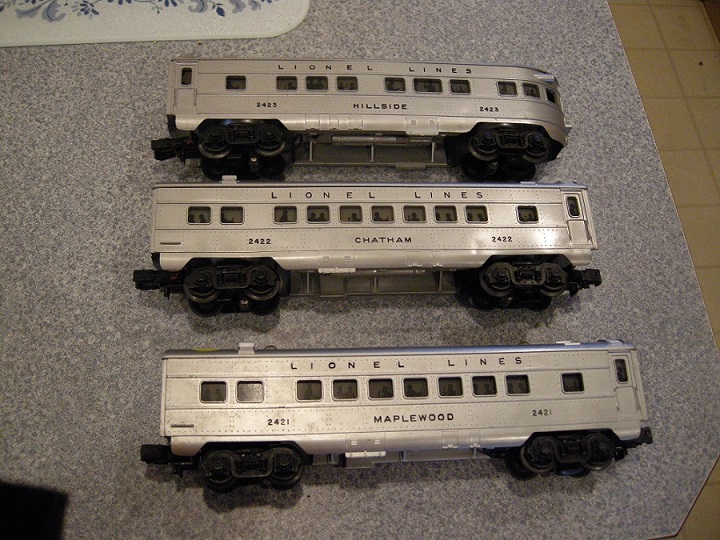 Lionel postwar streamline passenger cars.