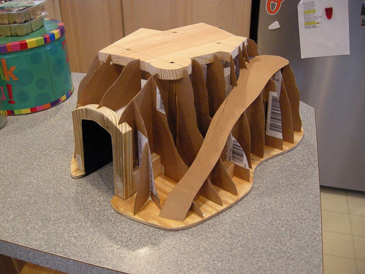 Tunnel with scenic partitions.